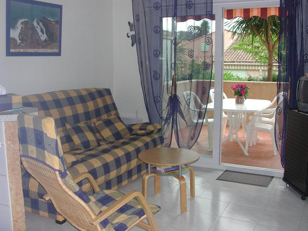 Le Lavandou : Agréable 2 pièces proche plage, terrasse, 4 personnes - FR-1-803-17 - 3