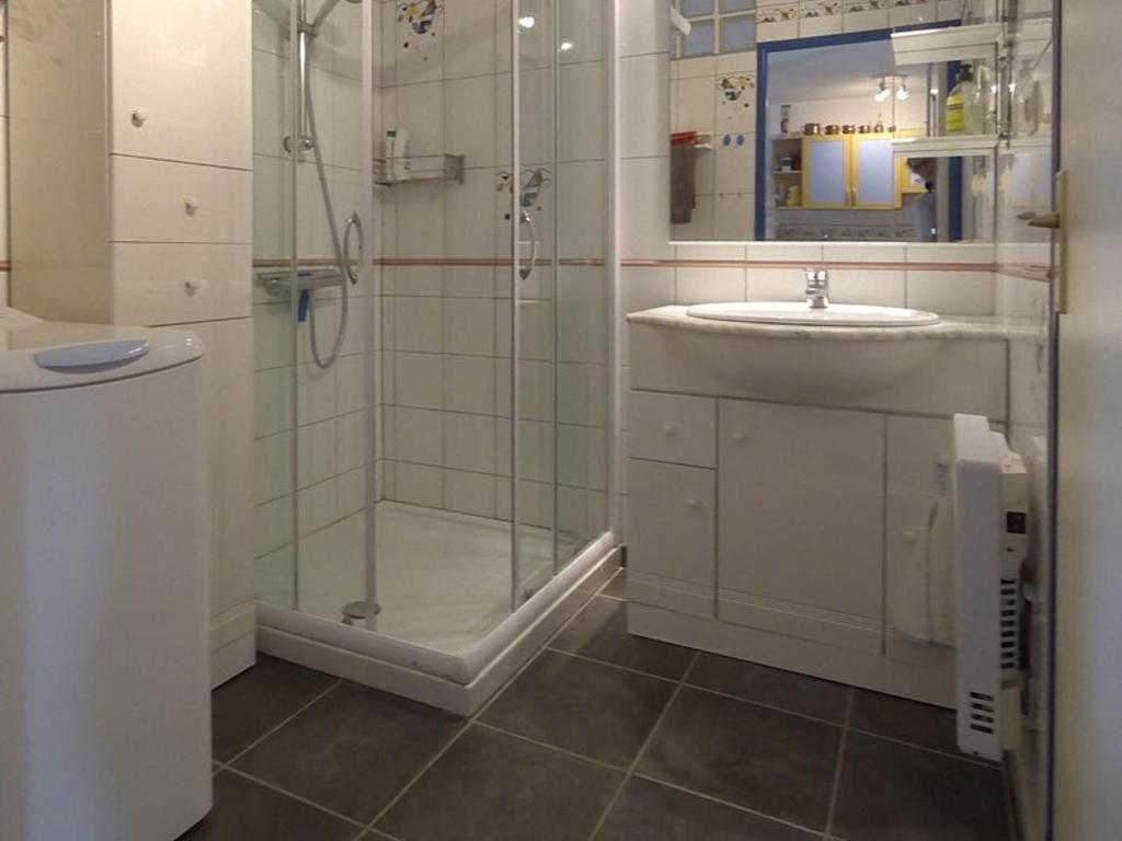 Le Lavandou : Agréable 2 pièces proche plage, terrasse, 4 personnes - FR-1-803-17 - 4