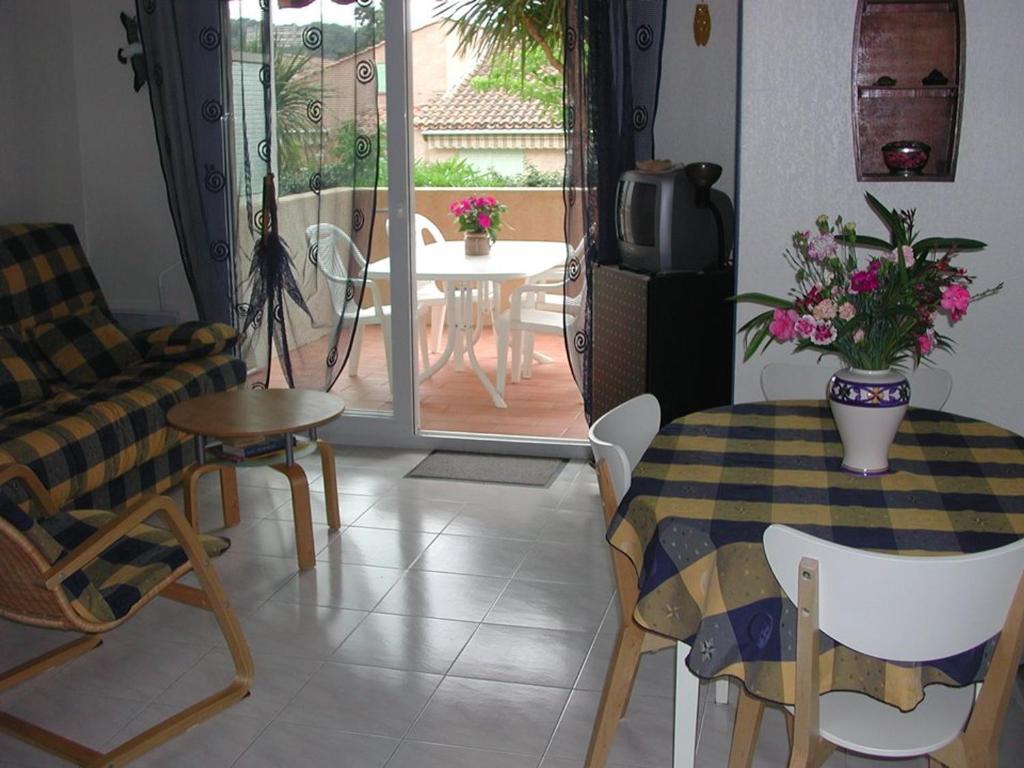 Le Lavandou : Agréable 2 pièces proche plage, terrasse, 4 personnes - FR-1-803-17 - 5