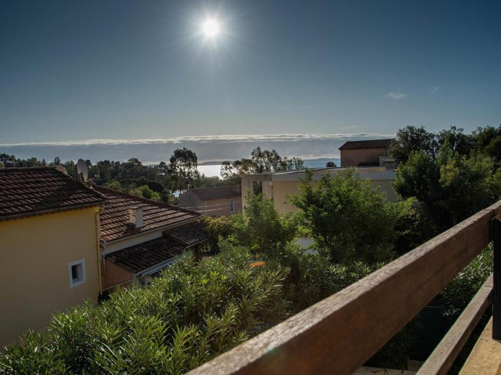 Le Lavandou: Appt T2 + cabine, 250m plage, animaux admis, parking, climatisation, 4-5 pers. - FR-1-803-18 - 1