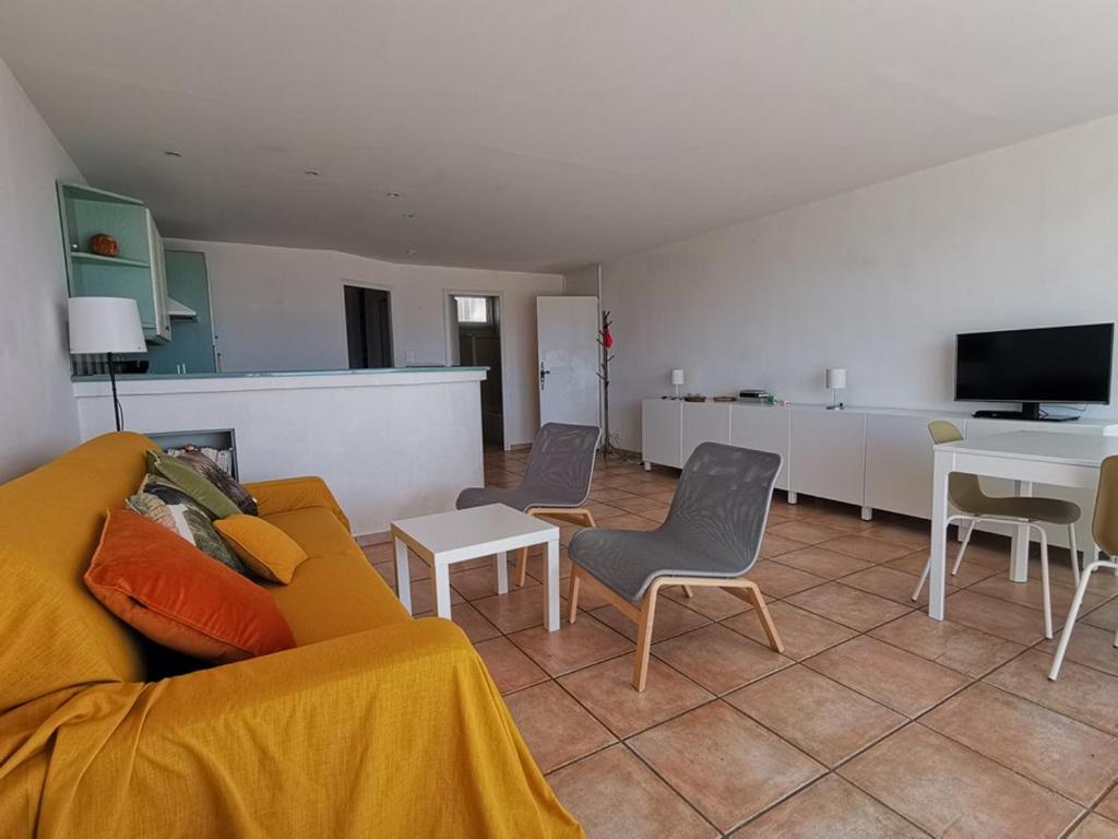 Vue sur mer pour ce T2 avec terrasse, parking, Le Lavandou, 4 personnes - FR-1-803-25 - 3