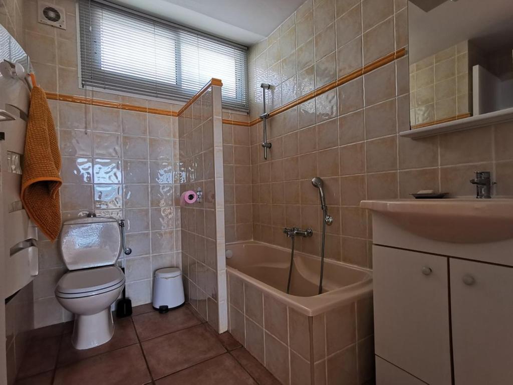 Vue sur mer pour ce T2 avec terrasse, parking, Le Lavandou, 4 personnes - FR-1-803-25 - 4