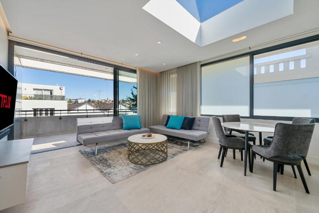 Sleek 1BR Apartment with Skylight near Coogee Beach, Sydney