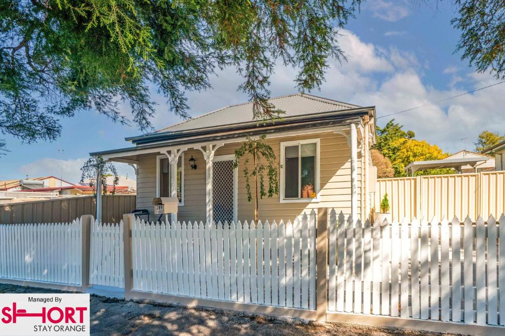 Bright, Cosy Cottage near CBD- Free wifi, Netflix and Disney Plus, Orange