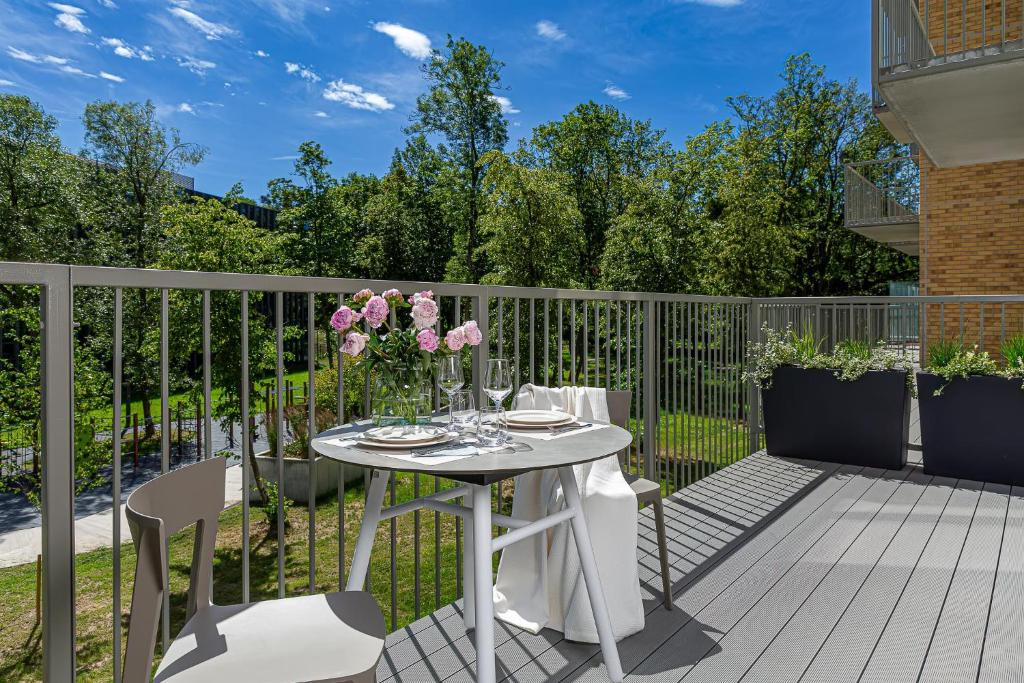 cohost I New Apt w-Balcony I Air Condition I Free Parking & Netflix I By Botanical Park, Kaunas