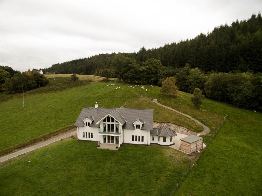 Sealladh an Loch, Foyers