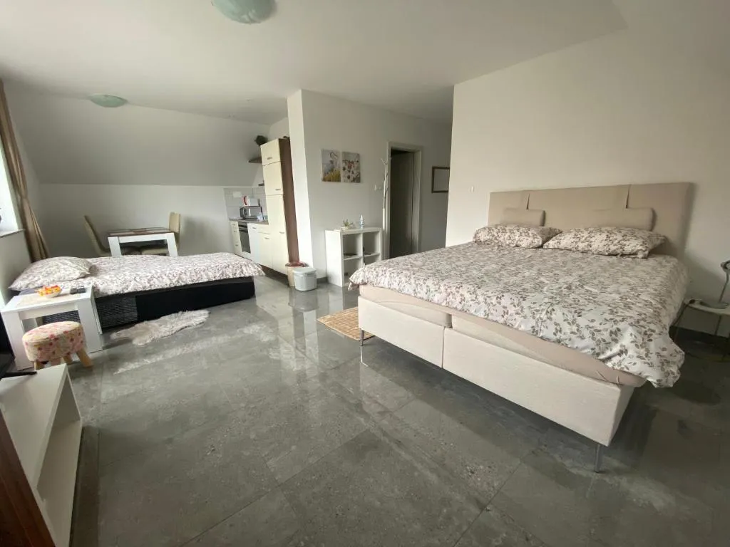 Apartma Azurre, hotel in Postojna