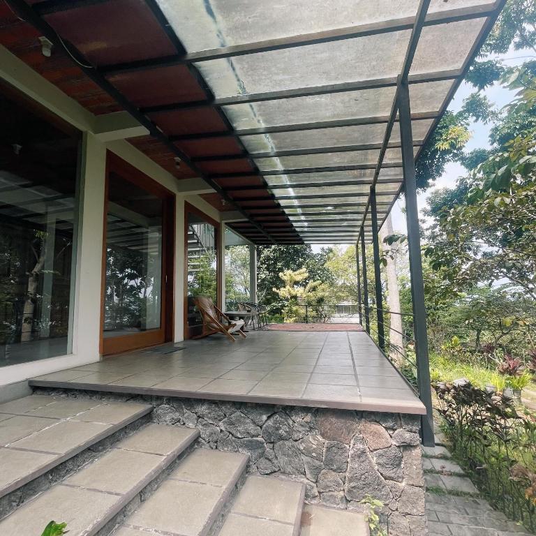 Wira garden vila city view & big garden for bbq and relax in Bandung strategic area Wira garden vila city view & big garden for bbq and relax in Bandung strategic area