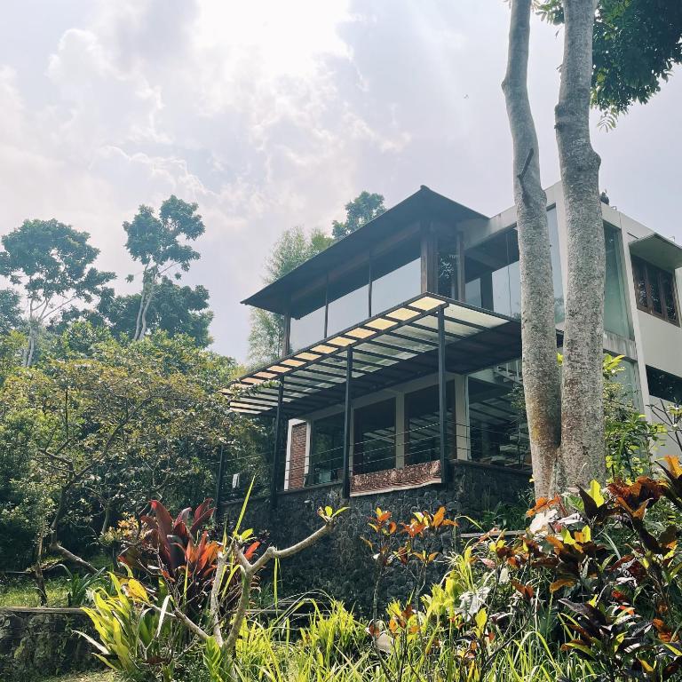 Wira garden vila city view & big garden for bbq and relax in Bandung strategic area Wira garden vila city view & big garden for bbq and relax in Bandung strategic area