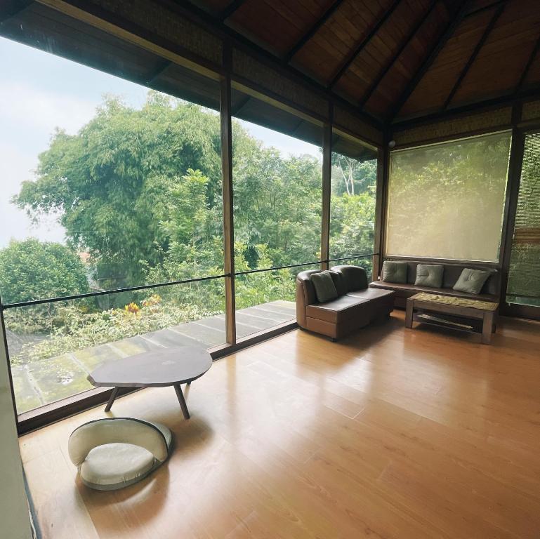 Wira garden vila city view & big garden for bbq and relax in Bandung strategic area Wira garden vila city view & big garden for bbq and relax in Bandung strategic area