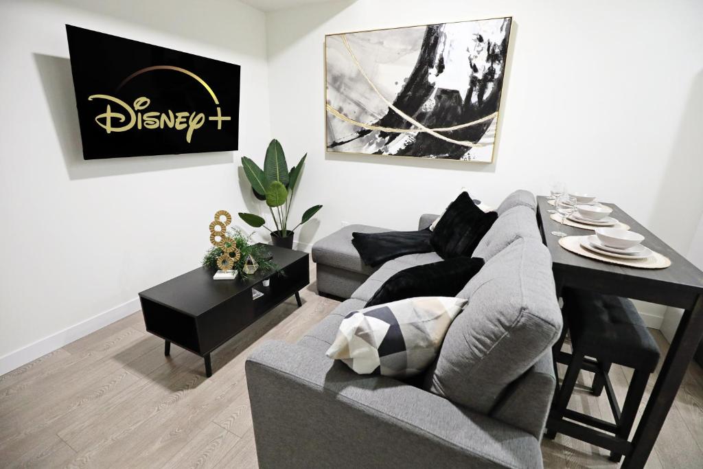 Elegant Escape with King Bed, Long Stays, WEM, Disney, Edmonton