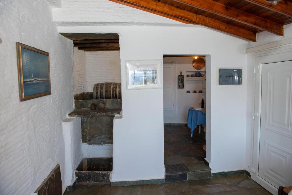 Bayview Andros, Khónai