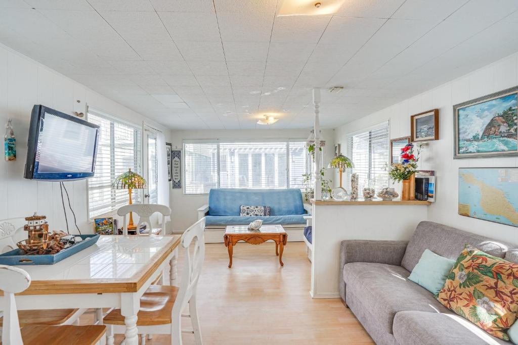 Quaint Avalon Cottage Less Than Half-Mi to Beaches!, Avalon