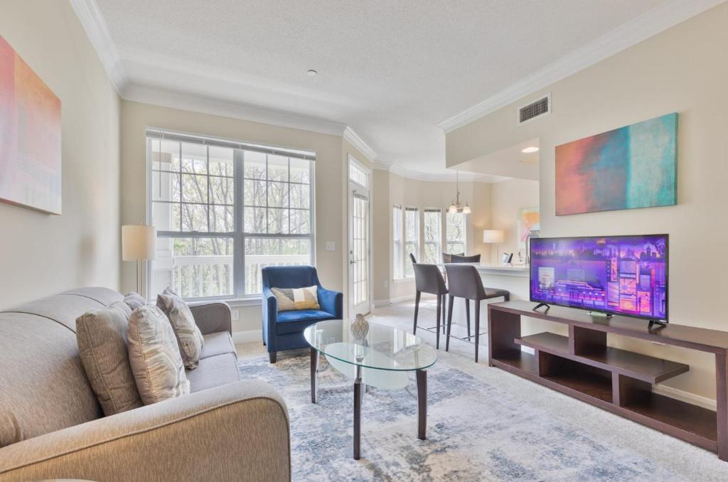 Modern Apt with Private Garage, Waltham