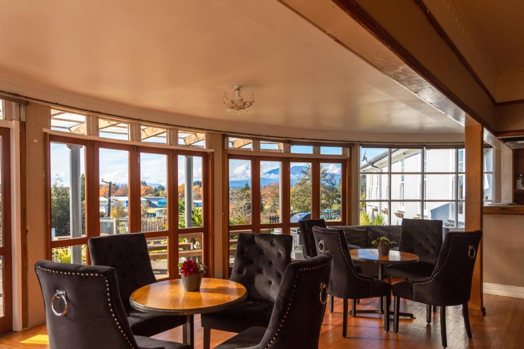 สโนวี่ วอเตอร์ ลอดจ์ (Snowy Waters Lodge)