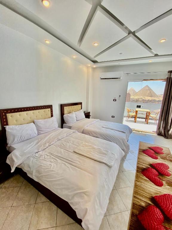 Anubis Pyramids View, Káhira