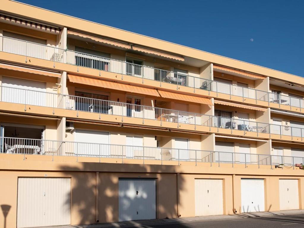Grand T2 proche mer avec piscine collective, climatisation, parking étroit - FR-1-803-51 - 2