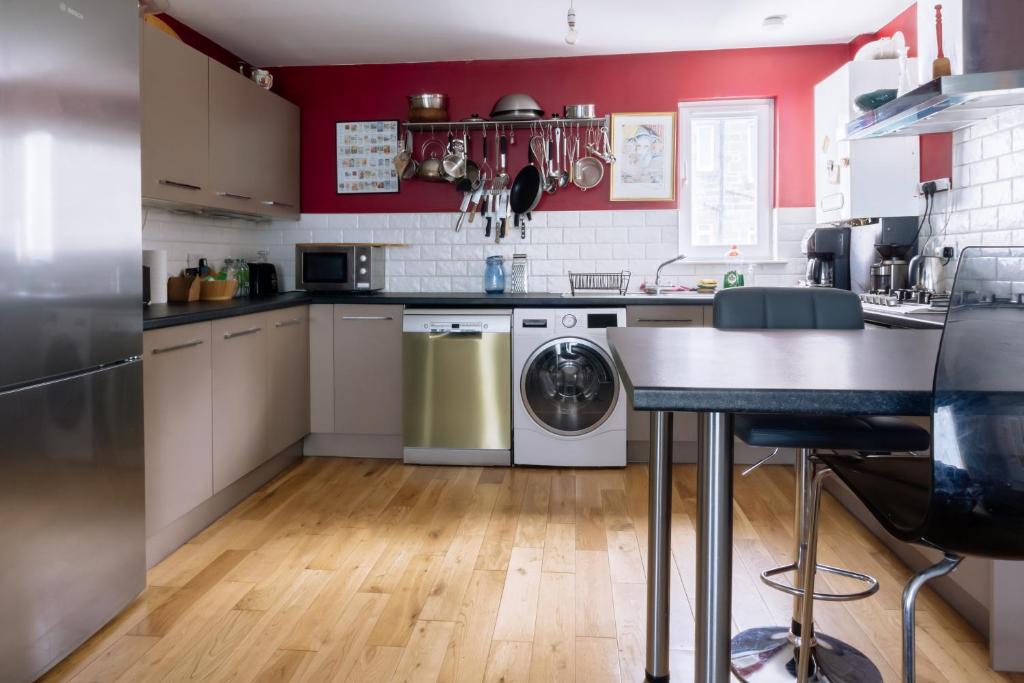 3-Bedroom Apartment near Holyrood Park, Edinburgh photo 4