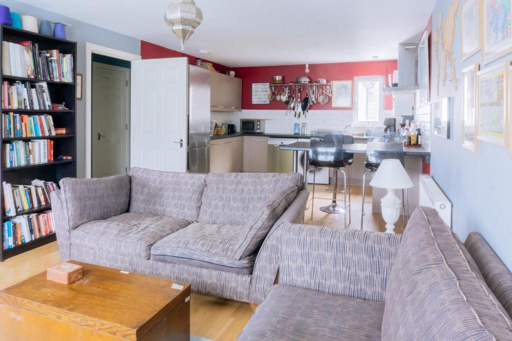 3-Bedroom Apartment near Holyrood Park, Edinburgh photo 7
