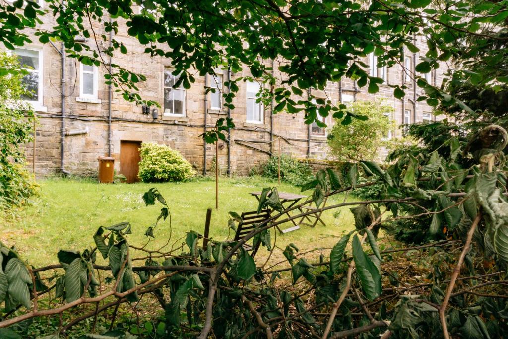 3-Bedroom Apartment near Holyrood Park, Edinburgh photo 6