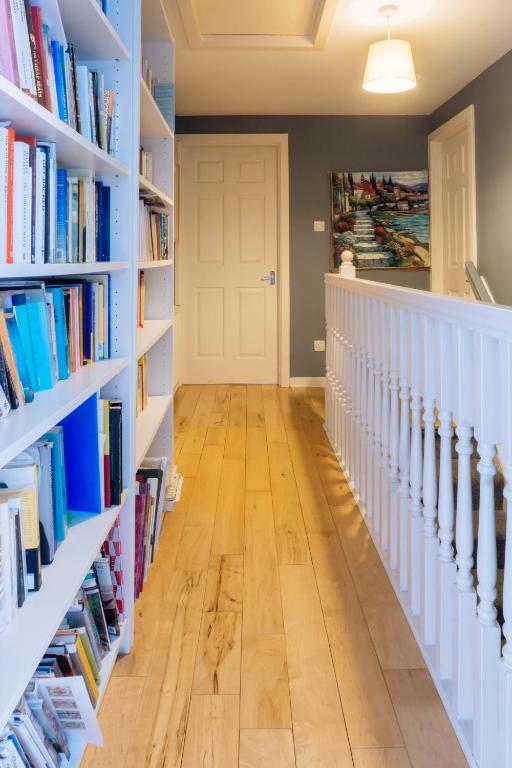 3-Bedroom Apartment near Holyrood Park, Edinburgh photo 8