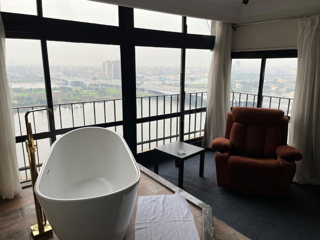 Maadi Nile and pyramids view, Káhira