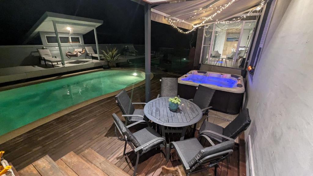 Phoenix Oasis, Family and Pet friendly, with private pool and spa, Port Macquarie