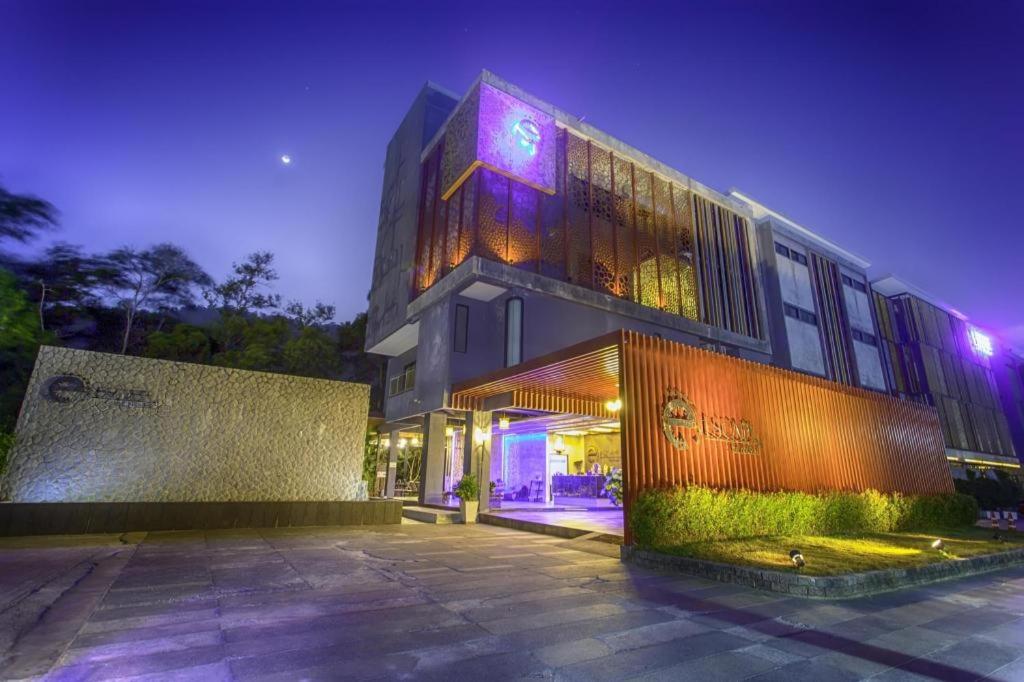 Escape Villa, Ban Bang Khu