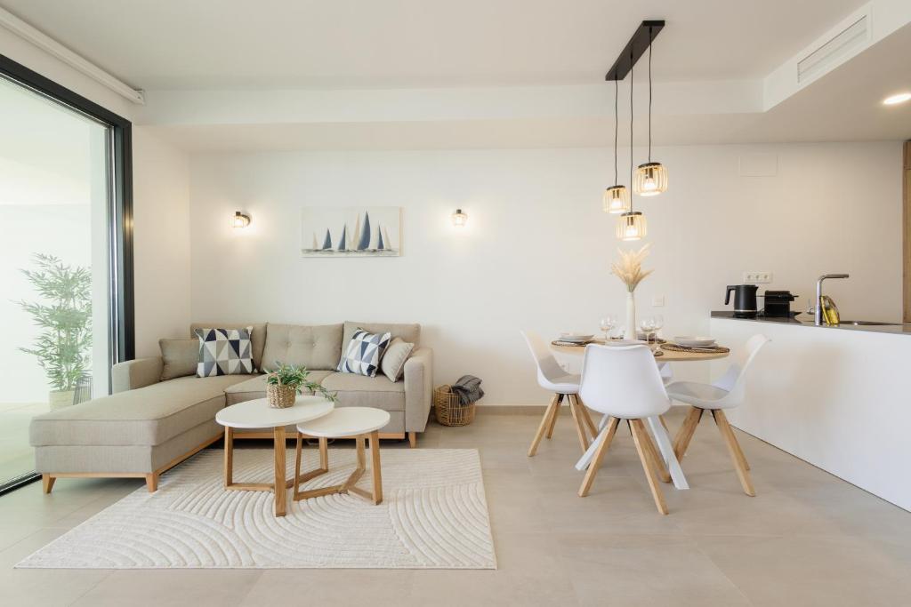 Modern apartment with a large private terrace, pool, sauna, gym, and sea views in Fuengirola - 3