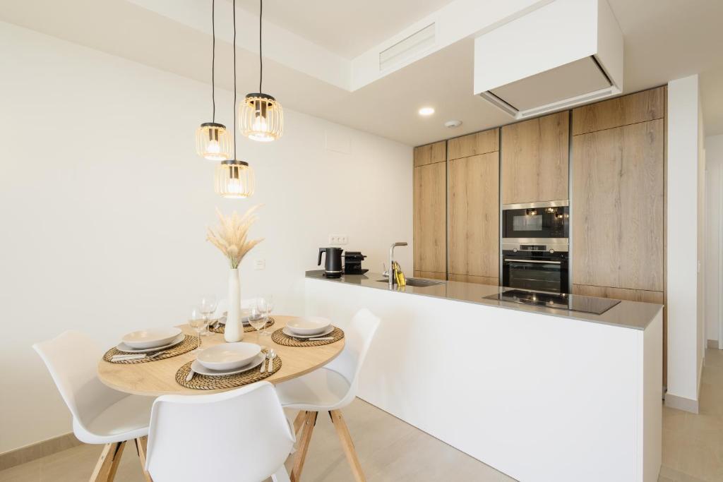 Modern apartment with a large private terrace, pool, sauna, gym, and sea views in Fuengirola - 4