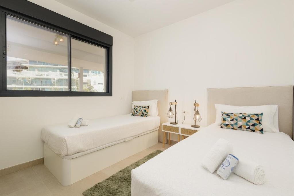 Modern apartment with a large private terrace, pool, sauna, gym, and sea views in Fuengirola - 5