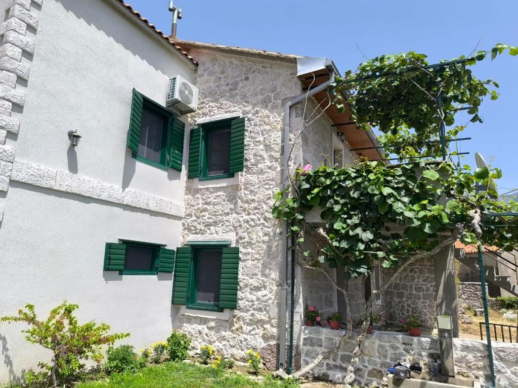 Rustic Stone House, Bar