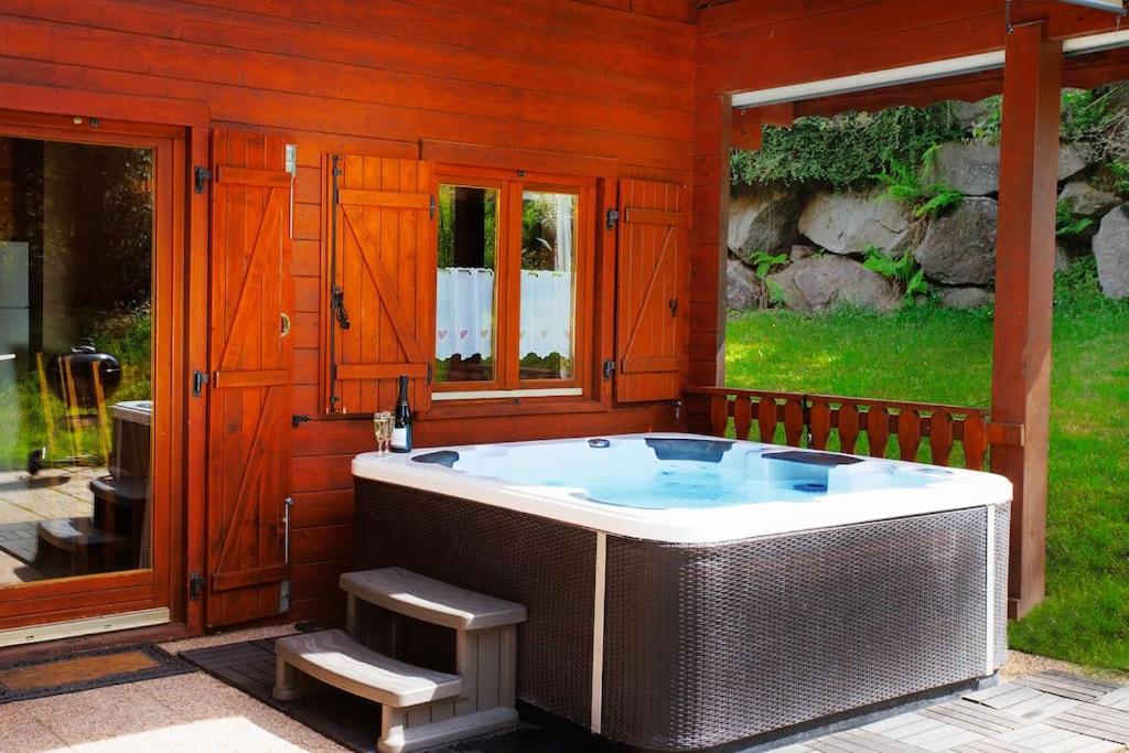 Chalet Les Brimbelles avec Jacuzzi - 2