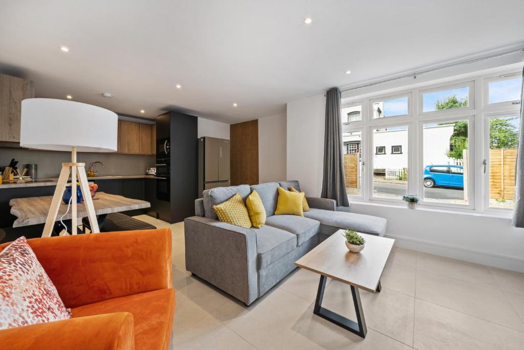 3BR House in Prime Barnet Location with Driveway, Barnet