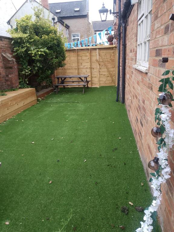 Tipster hotel, Towcester