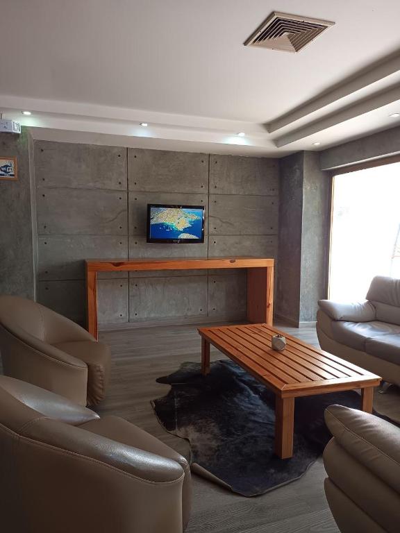 4. Hotel Ju..