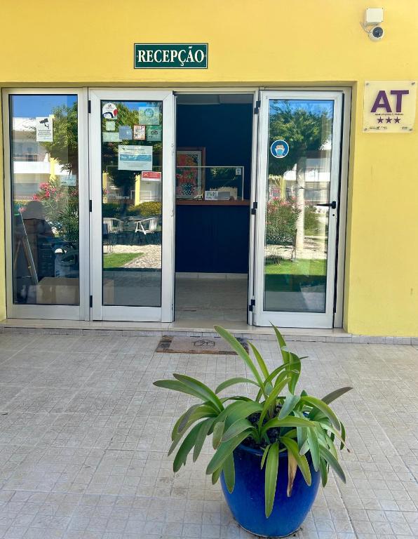 Apartamentos Santa Teresinha — Hotel building in Alvor, Faro