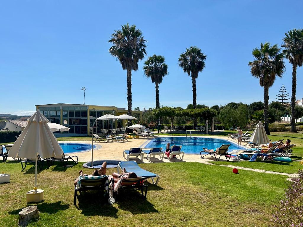 Apartamentos Santa Teresinha — Swimming pool in Alvor, Faro