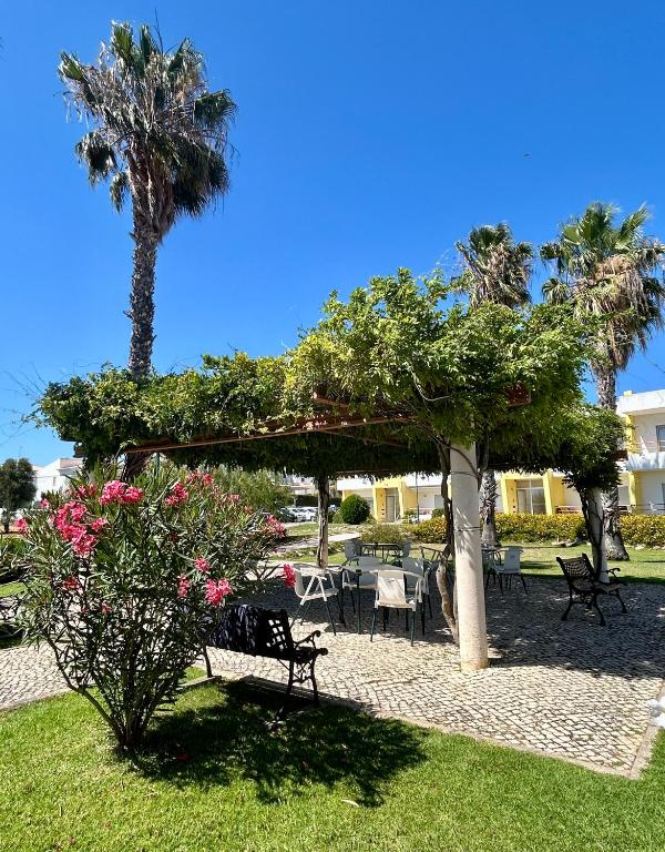 Apartamentos Santa Teresinha — Restaurant & bars in Alvor, Faro
