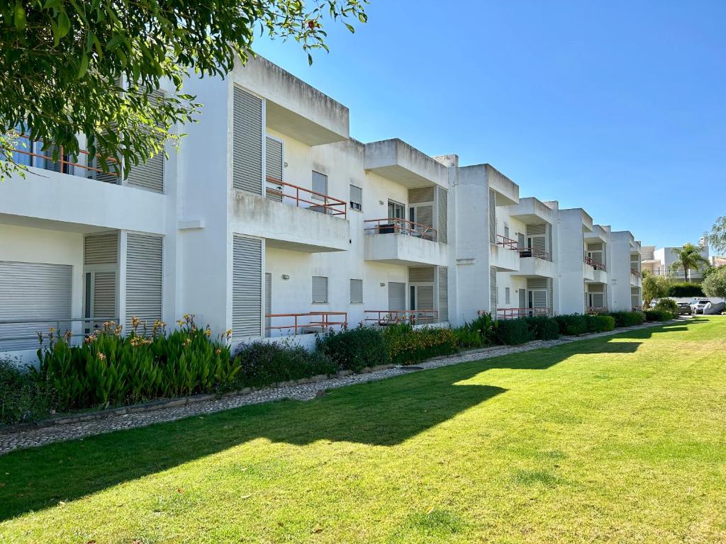 Apartamentos Santa Teresinha — Hotel building in Alvor, Faro