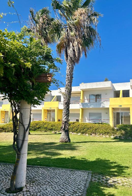 Apartamentos Santa Teresinha — Hotel building in Alvor, Faro