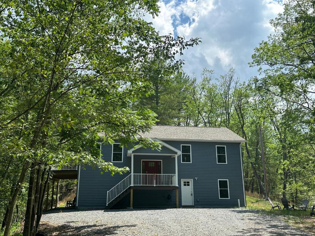 All Decked Up - wifi, view, river access, fire pit, 3 bedrooms, games, family friendly, Great Cacapon