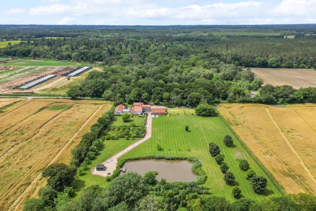 Cottage In Norfolk Sleeps 23 - Private Pool, Fishing Lake, Hot Tub Ref 99008Sc, Hockham