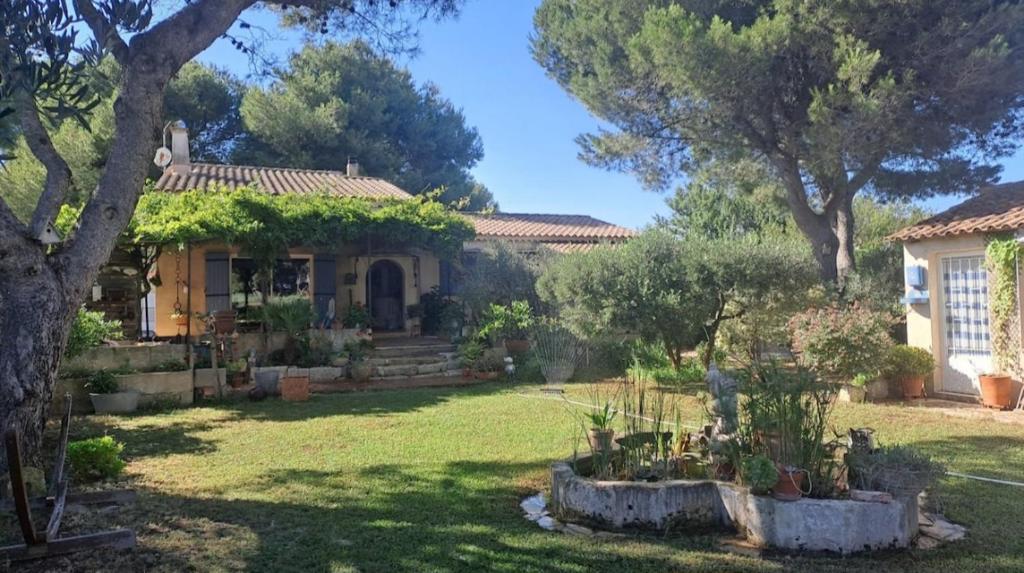 villa provençale avec piscine privée- jardin- terrasses ombragées à 5mn d'Arles - 1