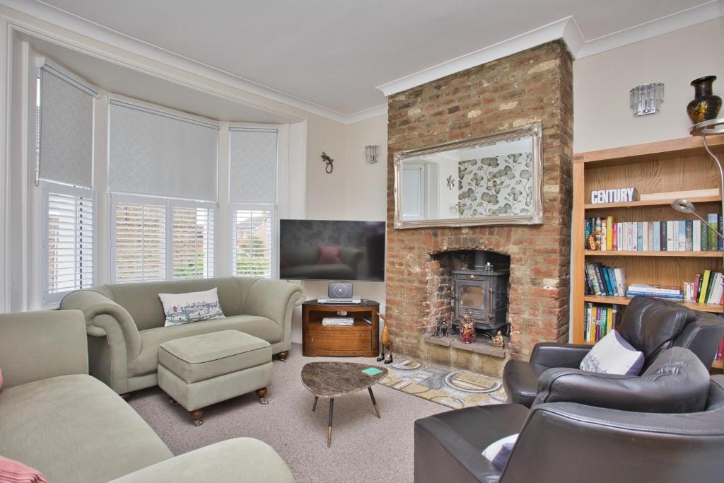 Spacious Seaside eScape in the Heart of DEAL, 4 mins From the Beach, Deal