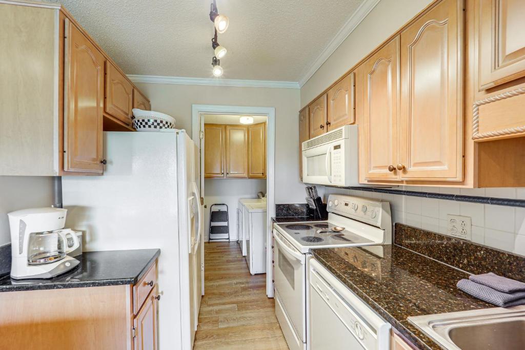 Banner Elk Mountain-View Condo 3 Mi to Skiing 전경