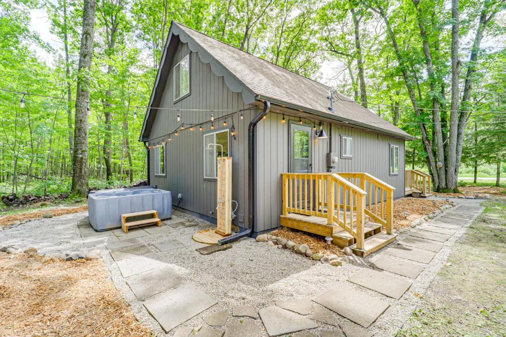 Roscommon Chalet with Hot Tub Near Higgins Lake!, Roscommon