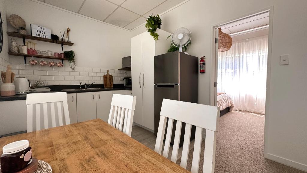 Rustling Oaks NZ Boho Pool House 전경