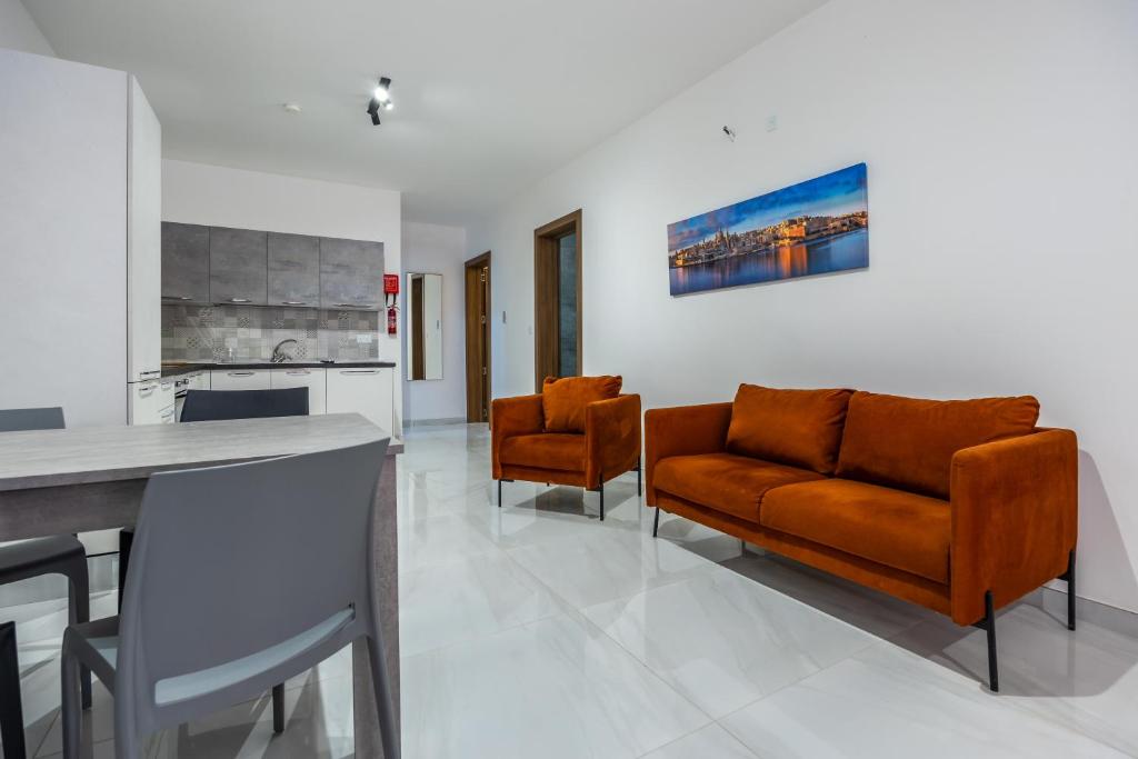 Seabreeze apartment by SF HOMES - meters away from the beach & pools, St Paul's Bay