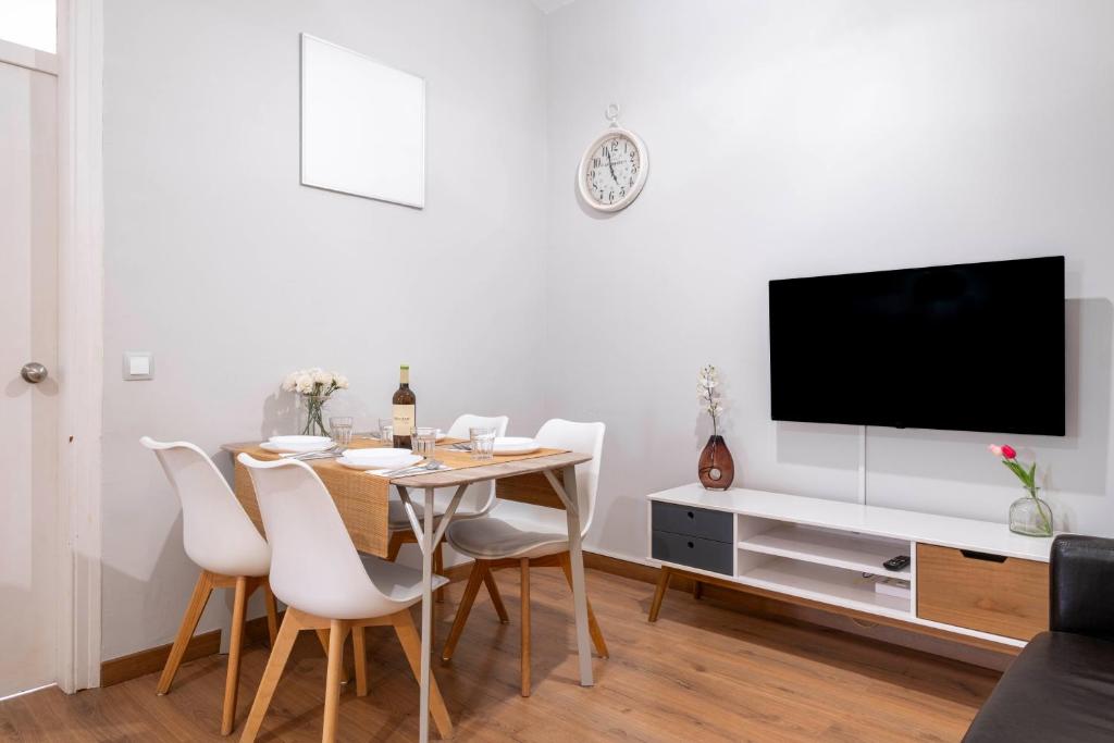 Fira Barcelona Apartment - 3